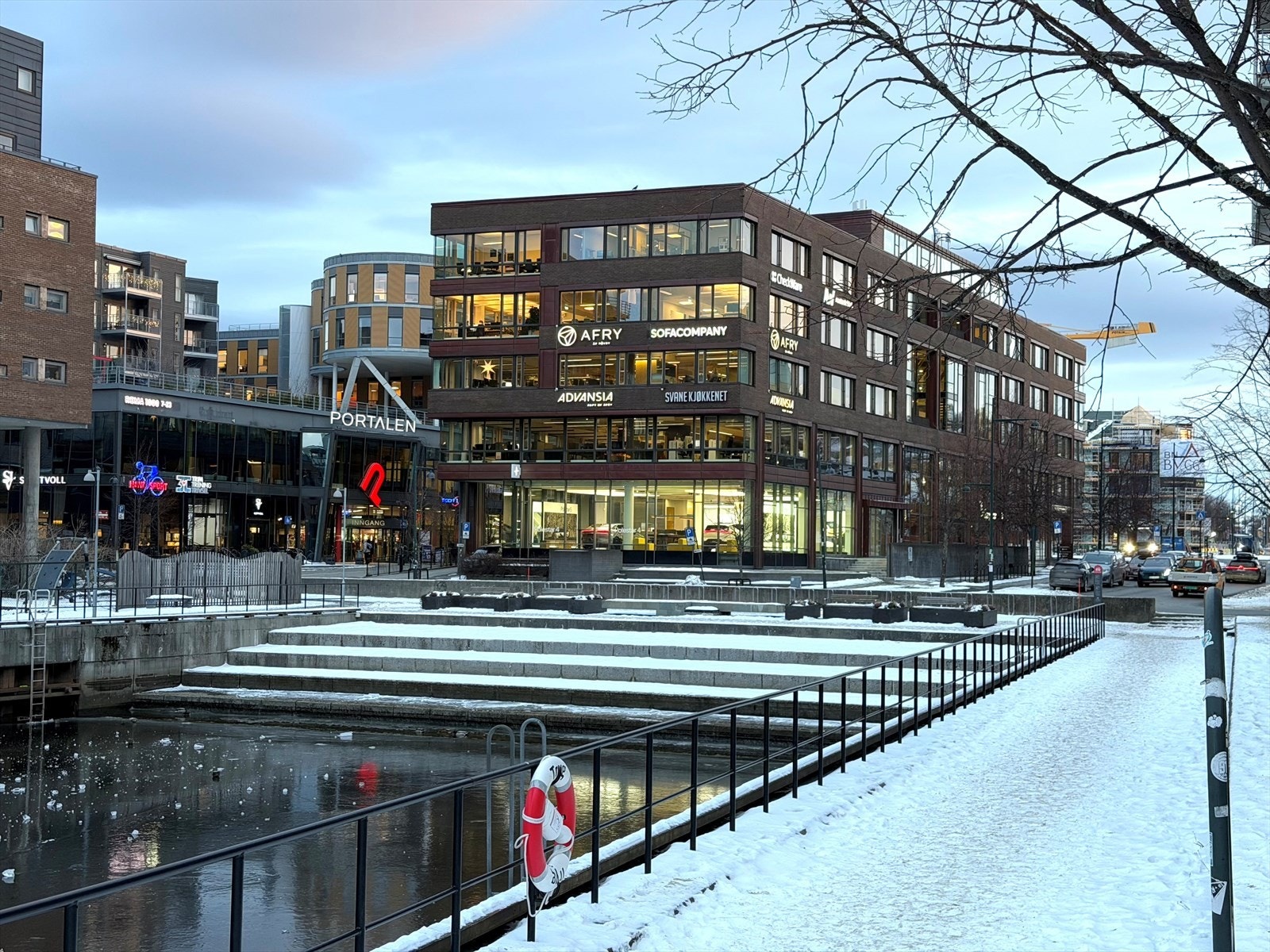 Fasade mot kanalen fra Solsiden Galleribilde