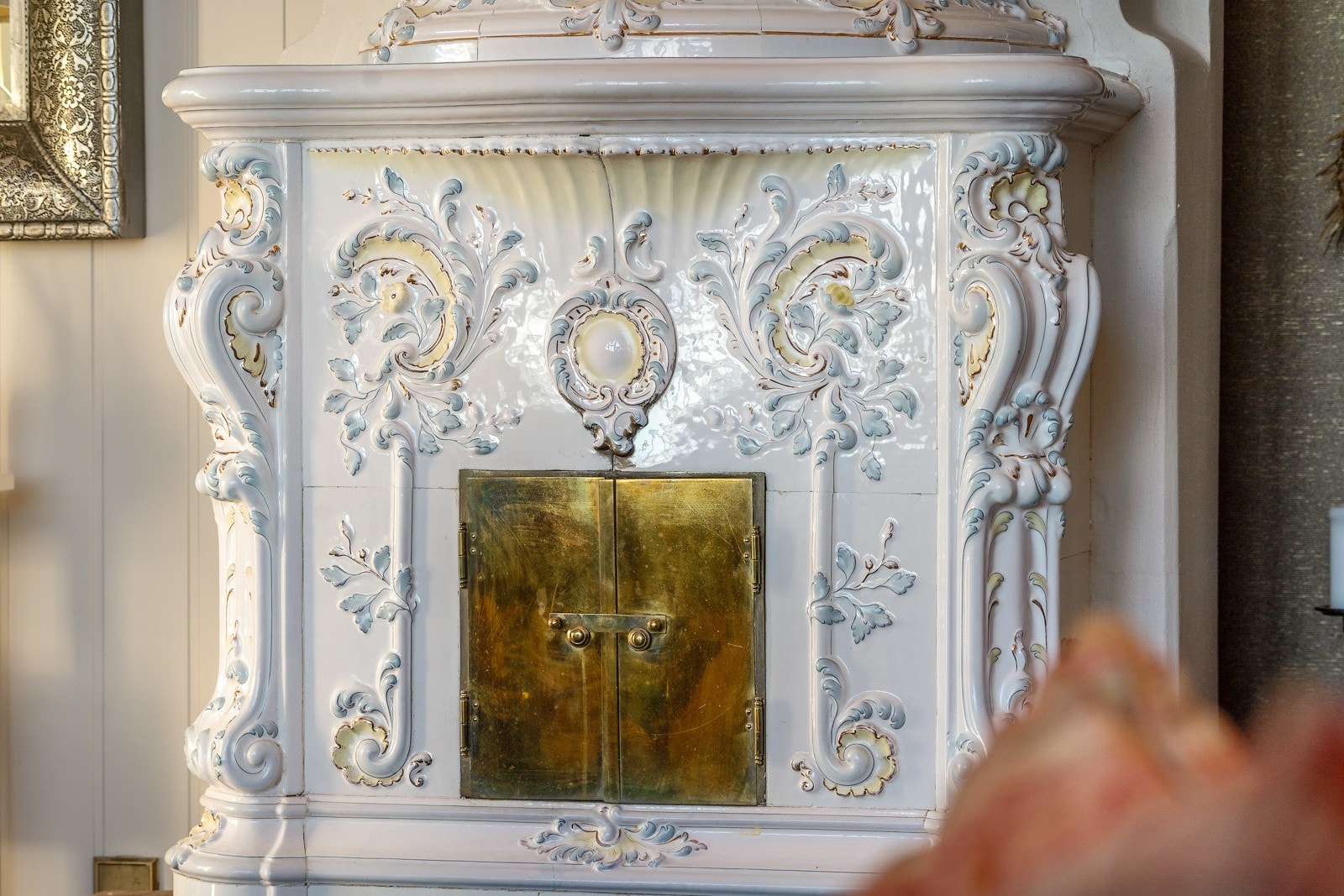 Lune kvelder sikres av ildsteder i alle stuene, inkludert tre vakre kakkelovner Galleribilde