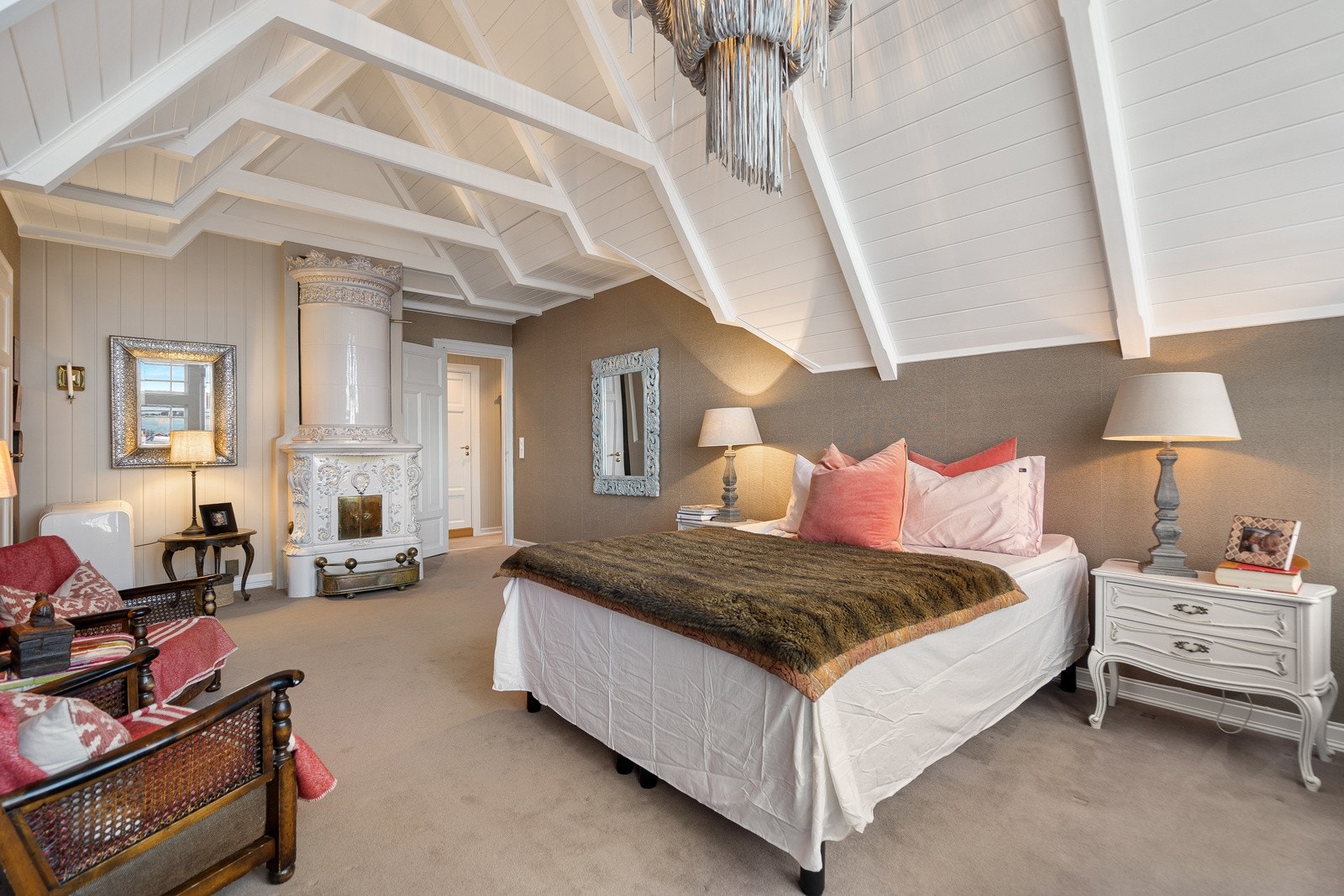 Majestetisk soverom med kakkelovn Galleribilde