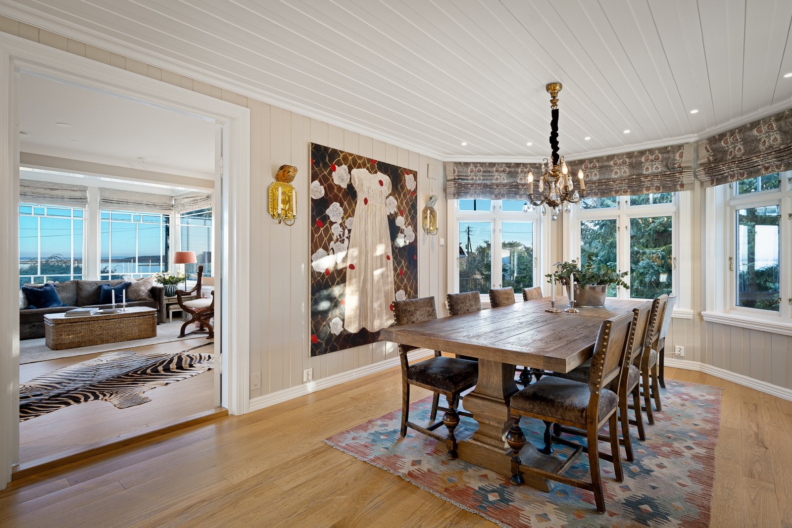 I et karnapp samles familien rundt et langbord Galleribilde