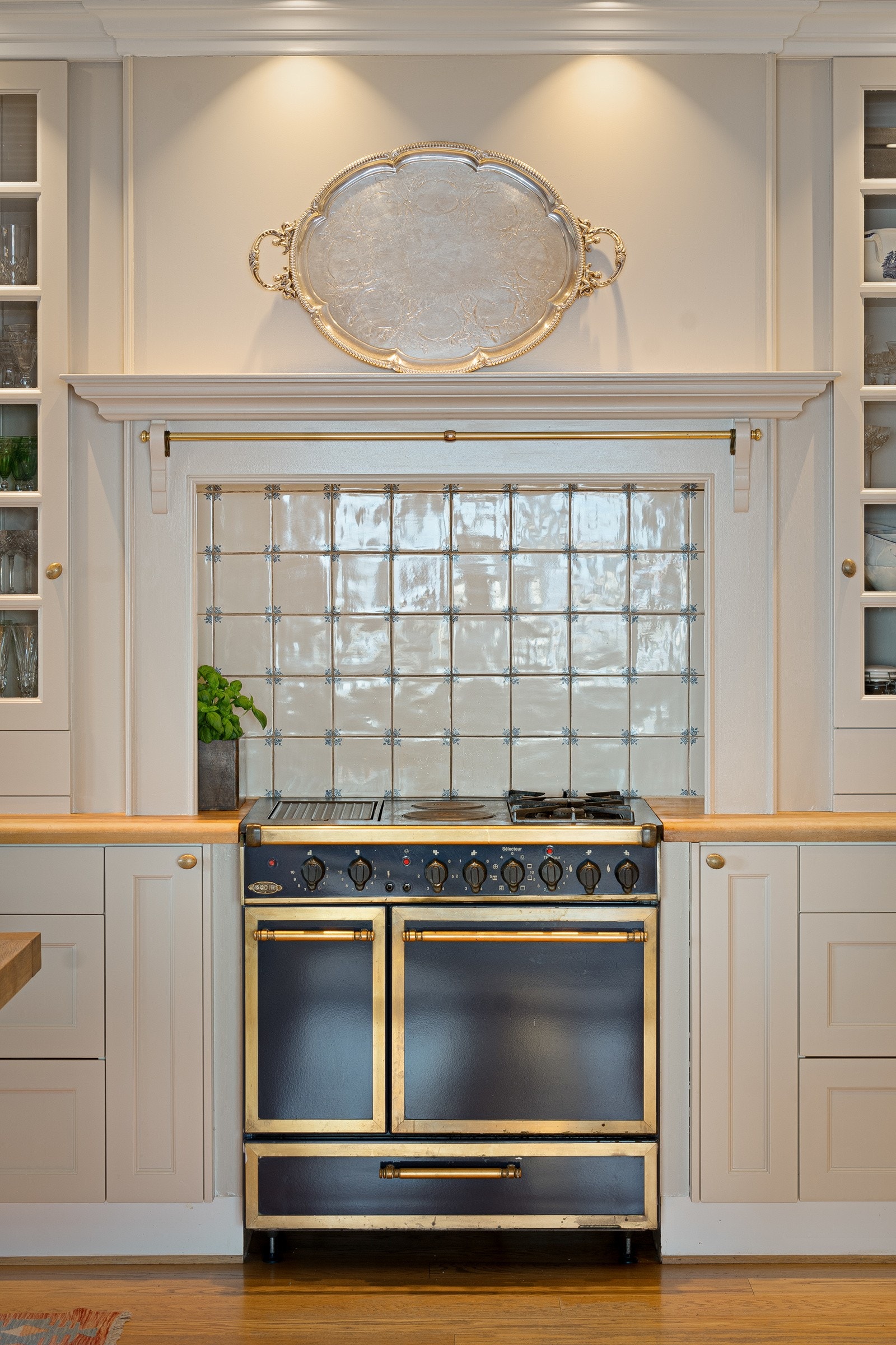 En elegant komfyr går på gass og strøm, og ventilatoren er bygd inn i en engelsk grueløsning som understreker den herskapelige stilen Galleribilde