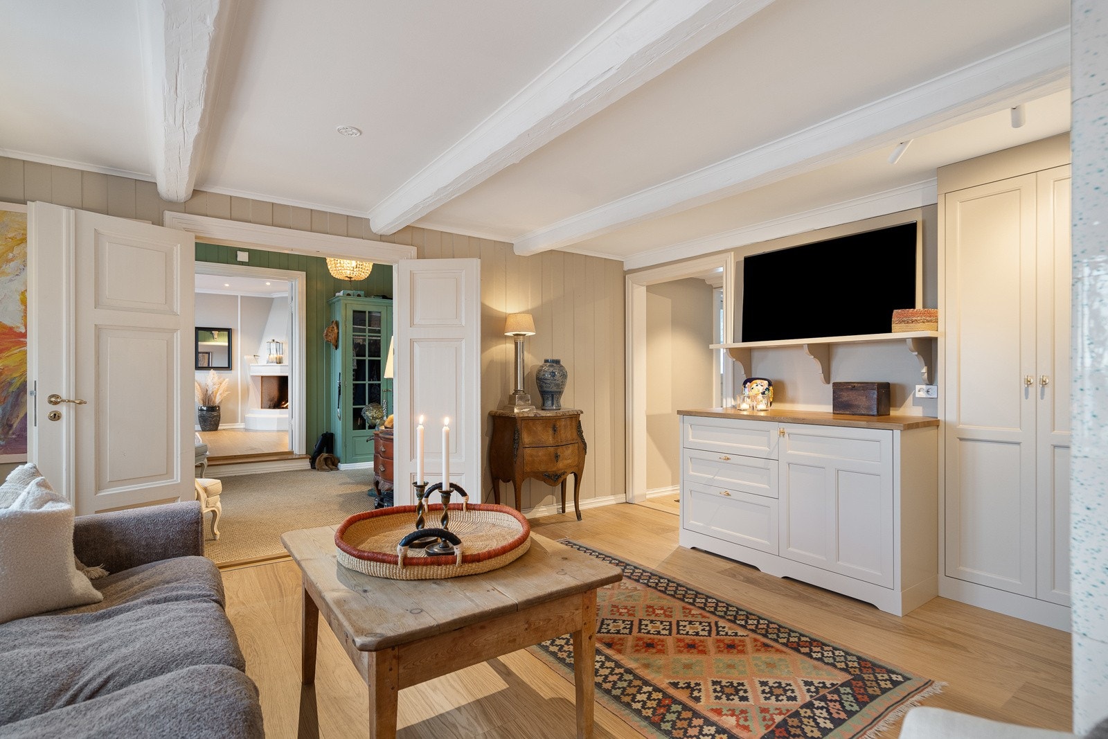 Det er klargjort røropplegg i vegg som gir mulighet for etablering av kjøkken. Galleribilde