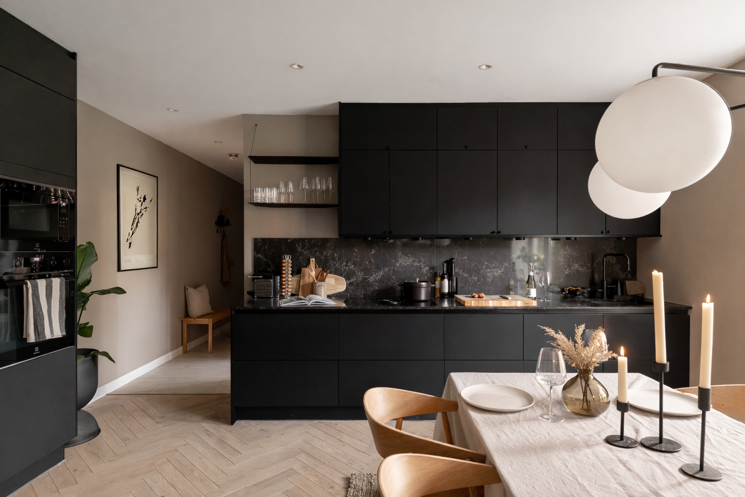 Det åpne stue- og kjøkkenområdet er hjemmets naturlige samlingspunkt - lyst, luftig og gjennomført lekkert Galleribilde