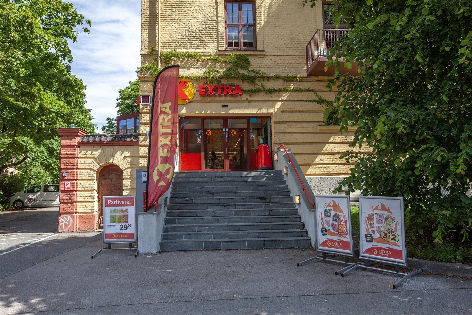 Nærmeste matbutikk finner du rett rundt hjørnet fra leiligheten Galleribilde