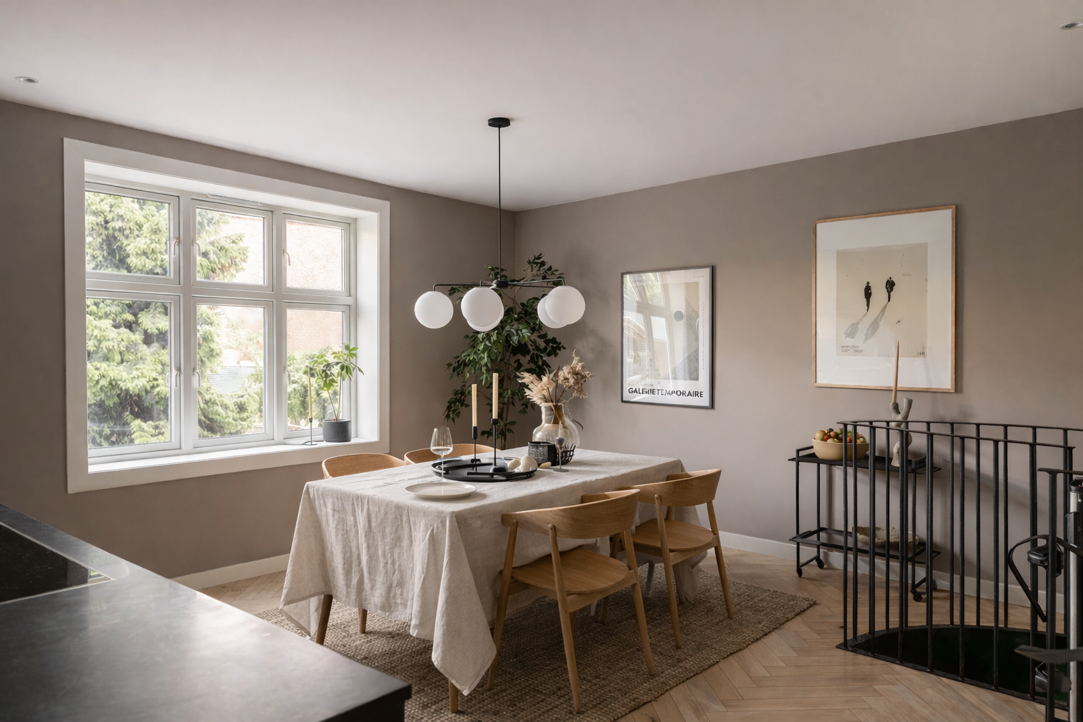 Boligen strekker seg over to plan og holder en høy standard. Galleribilde