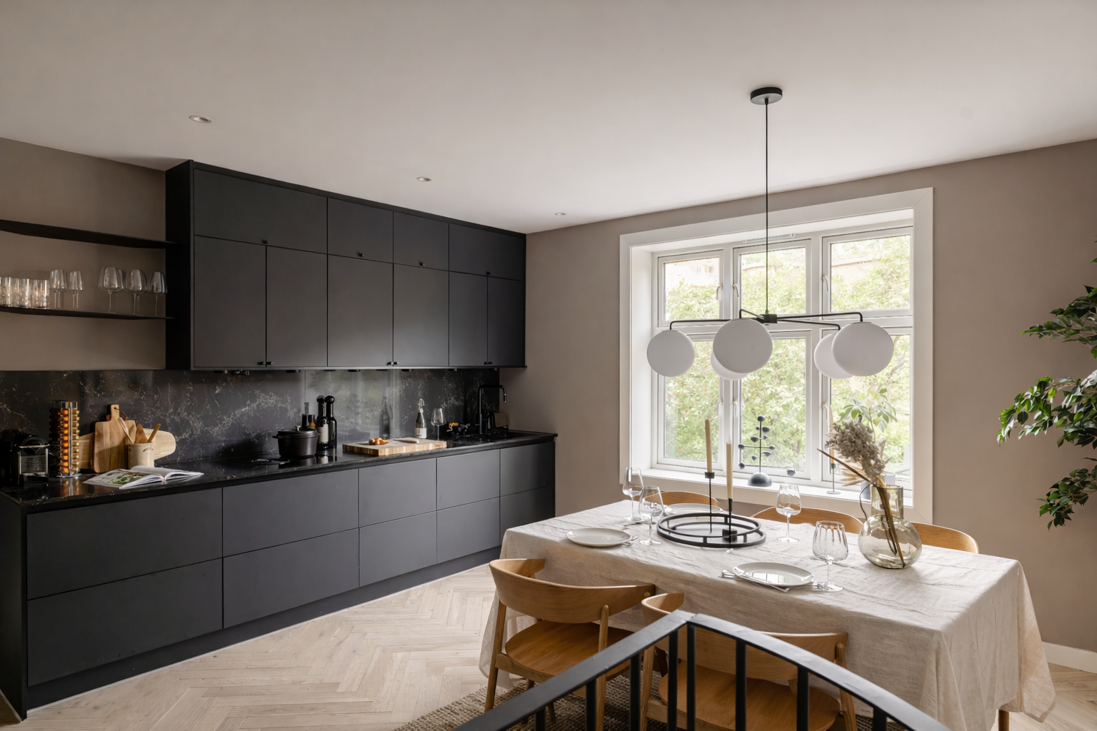 Store vindusflater og god takhøyde gir rommet en eksklusiv romfølelse Galleribilde