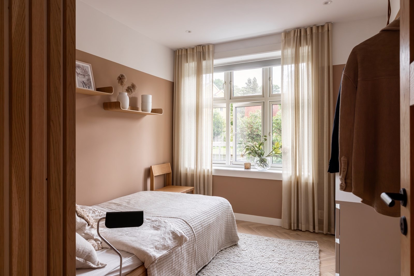 Stille og lunt soverom som vender ut mot en fredelig bakgård - perfekt for en god natts søvn! Galleribilde