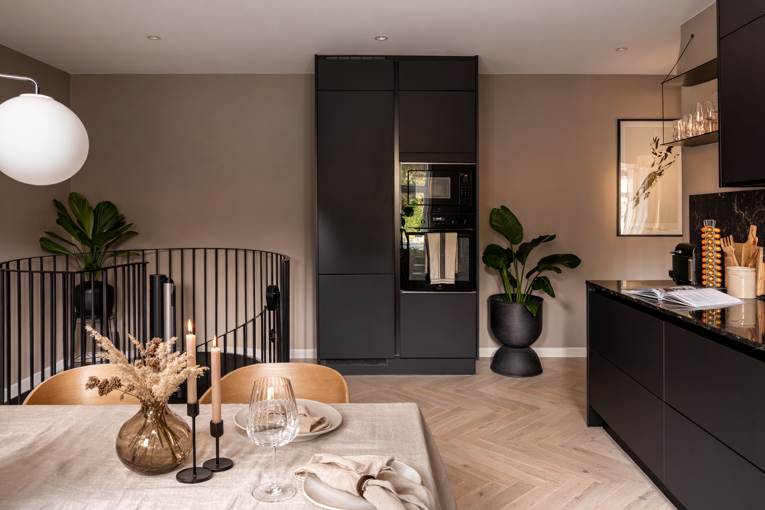 Rommet har malt i en behagelig fargetone og gulvet er dekket med nydelig fiskebensparkett med gulvvarme Galleribilde