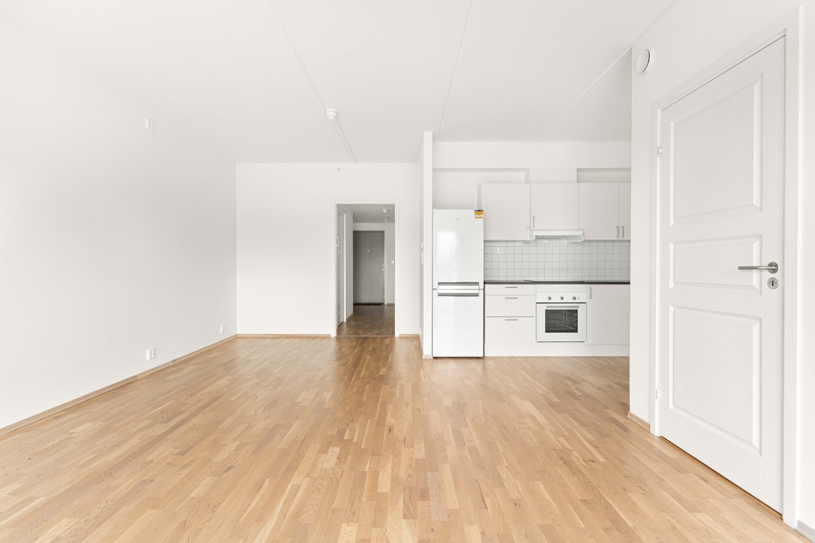 Leiligheten har en arealeffektiv planløsning med åpen løsning mellom kjøkken og stue. Galleribilde