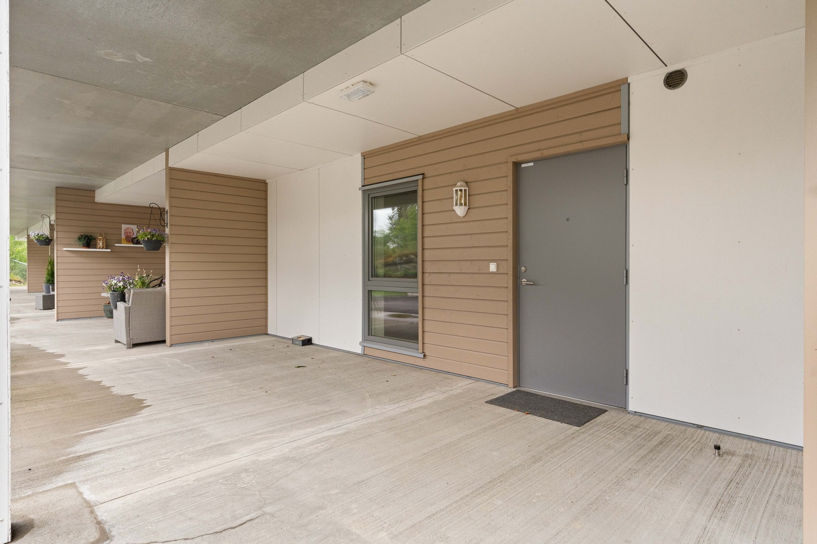 Inngangspartiet fremstår ryddig og innbydende - velkommen inn. Galleribilde