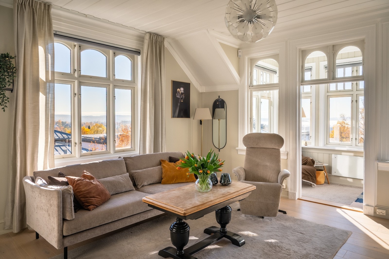 Store, klassiske vindusflater gir rikelig med lys og en åpen atmosfære i stuen. Galleribilde