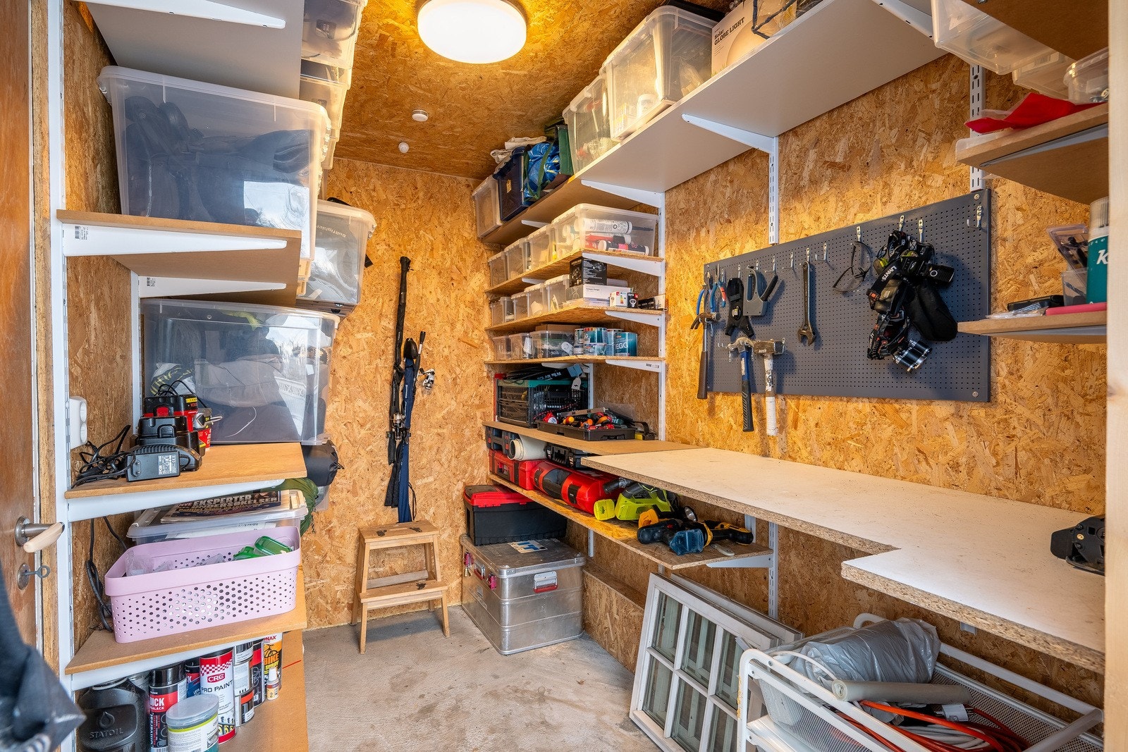 Den isolerte boden i garasjen ble bygget i 2022 og gir ypperlig lagringsplass. Galleribilde