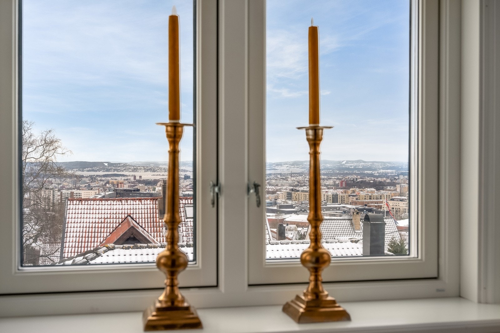 Fem vinduer i vinterhagen er byttet og karmene isolert i 2025, noe som sikrer god komfort. Galleribilde