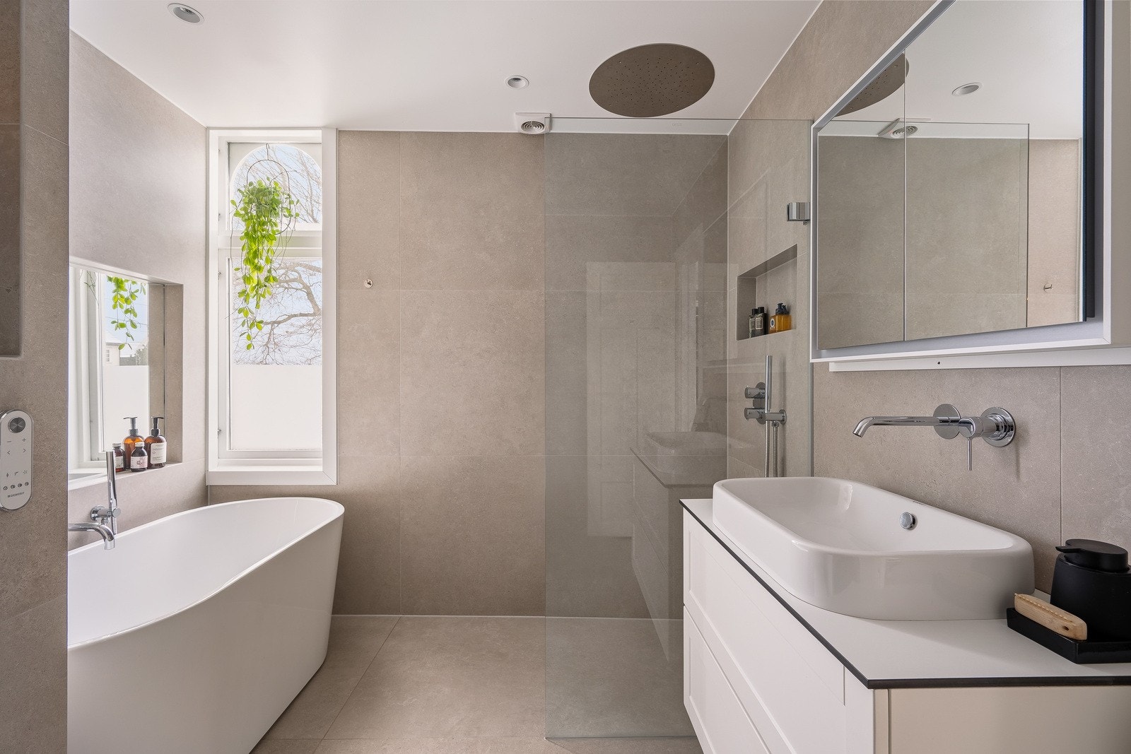 Delikat bad som ble totalrenovert i 2020 og har både dusjhjørne og badekar. Galleribilde