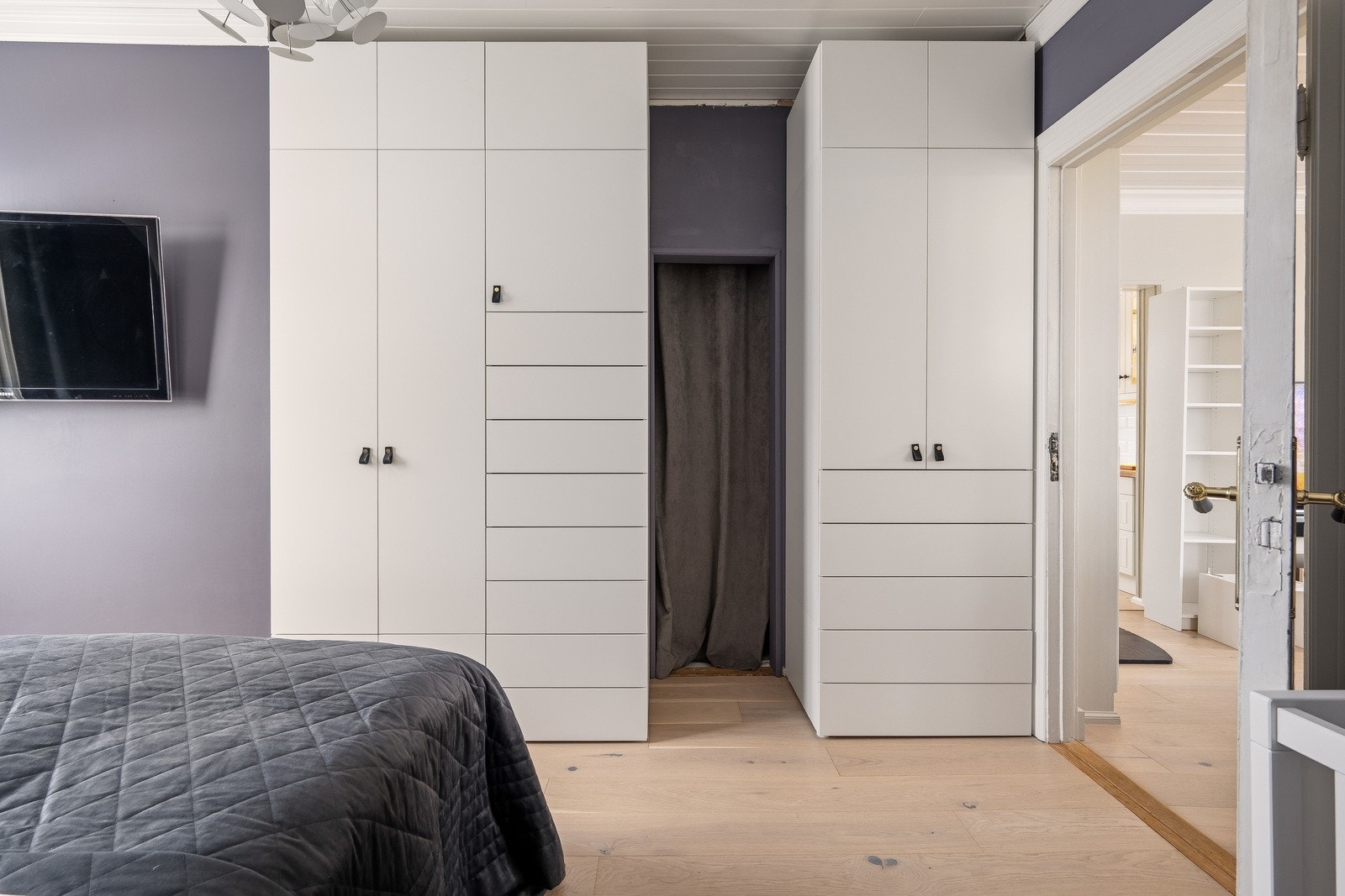 Romslig garderobeløsning ble installert i 2024 og gir rikelig med oppbevaringsplass. Galleribilde