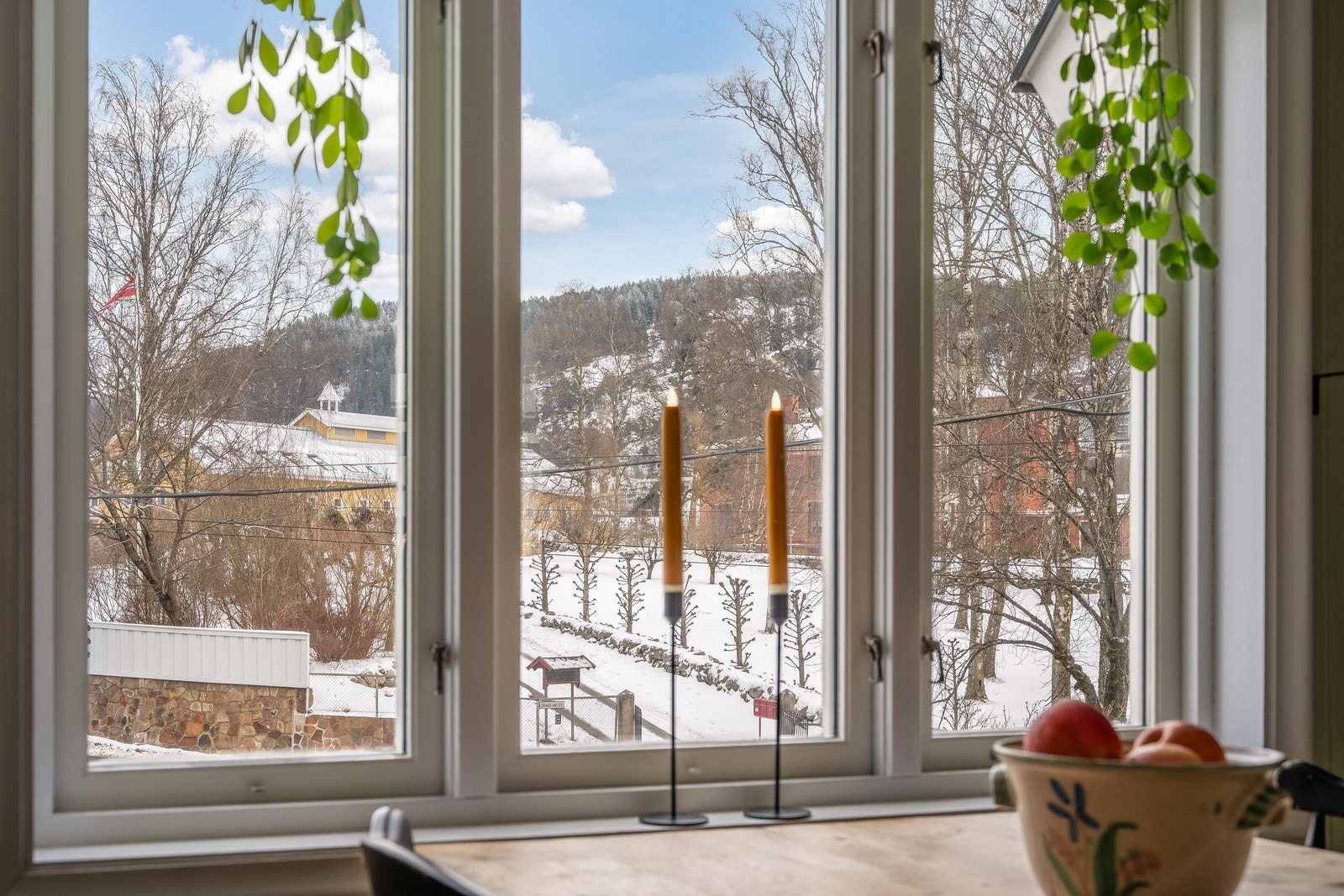 Også fra kjøkkenet kan man nyte utsikten over nærområdet. Galleribilde