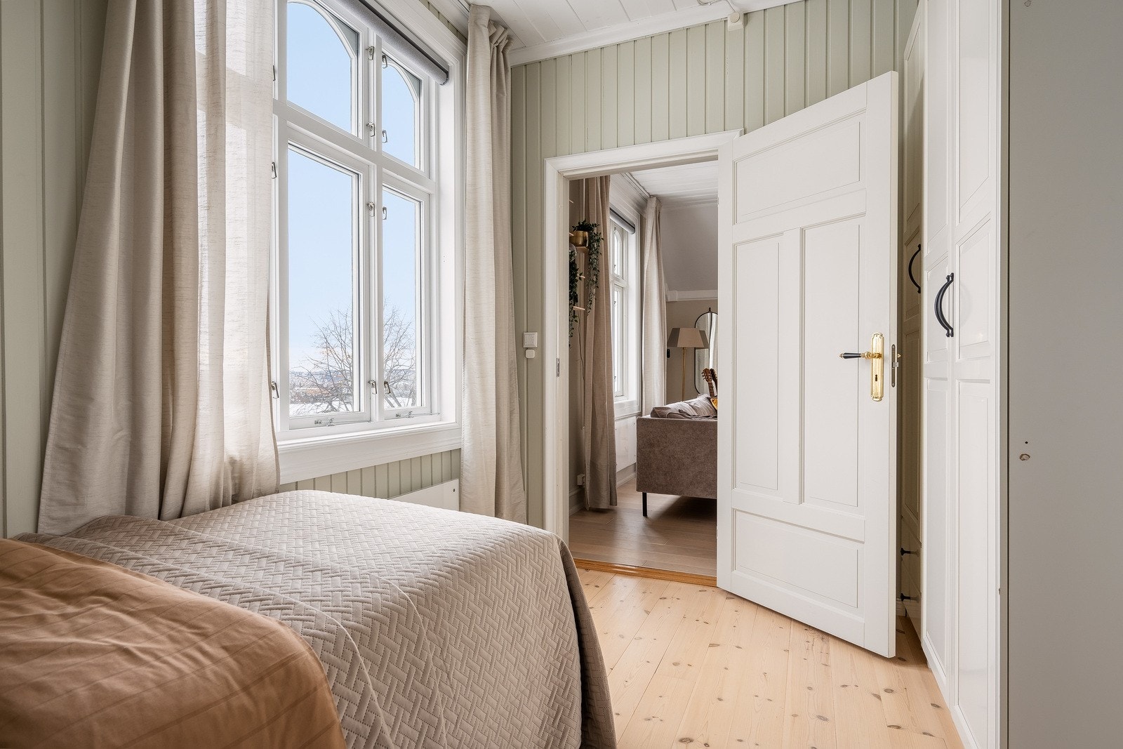 Dette soverommet har også et stort vindu som gir godt med lys og utsikt. Galleribilde