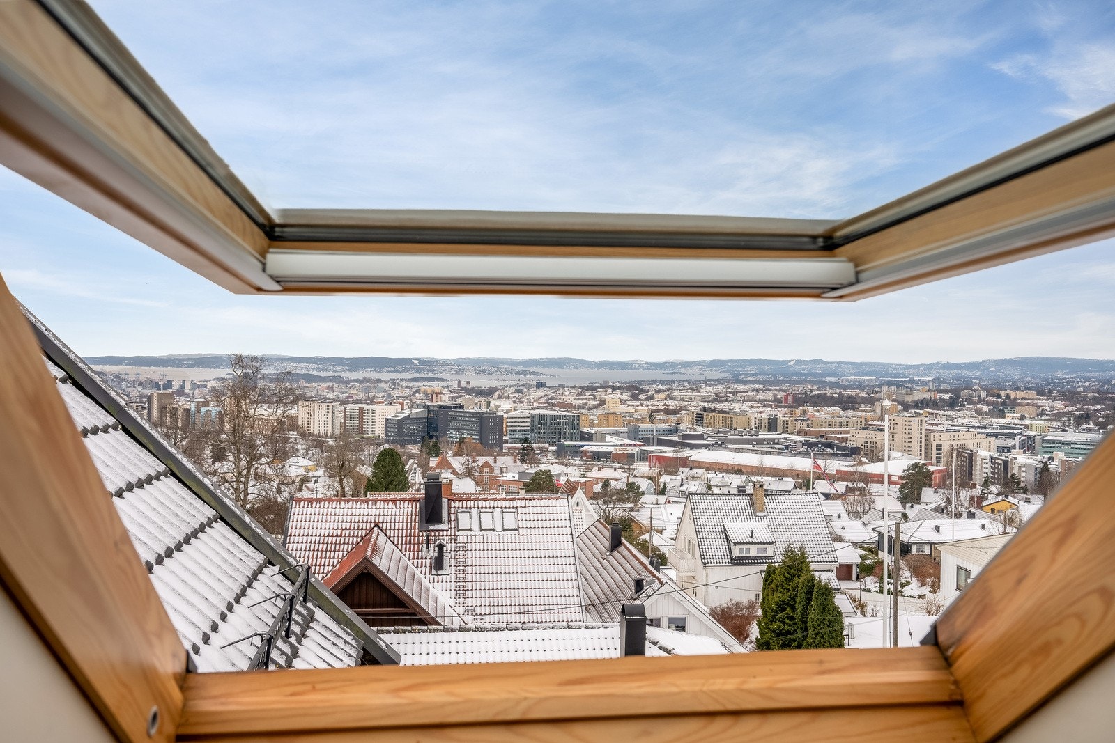 Fra takvinduene på loftet er det en imponerende utsikt over byen. Galleribilde