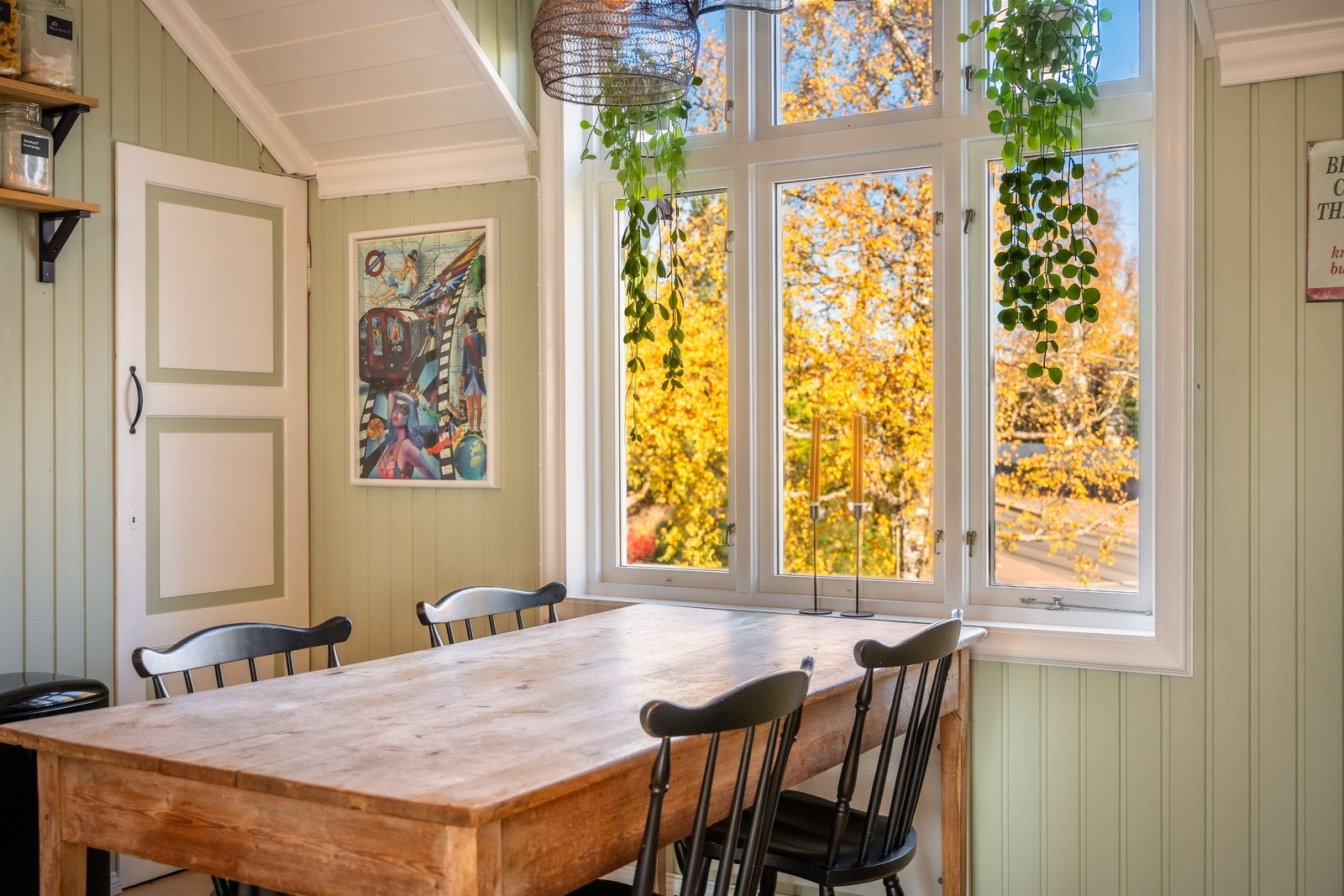 Spiseplassen på kjøkkenet er plassert ved vinduet, med godt dagslys. Galleribilde