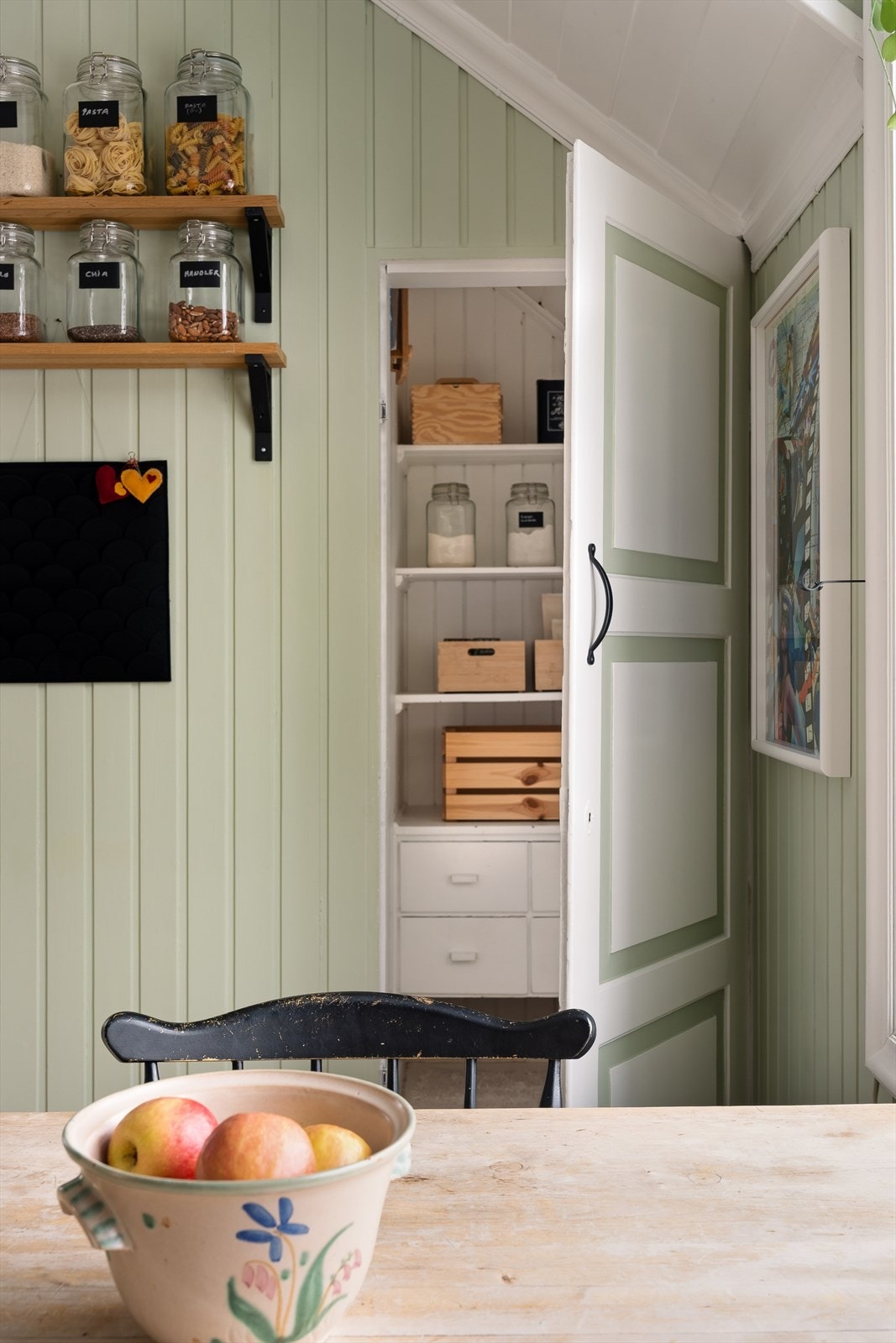 I tilknytning til kjøkkenet er det et praktisk spiskammer med plassbygde hyller. Galleribilde