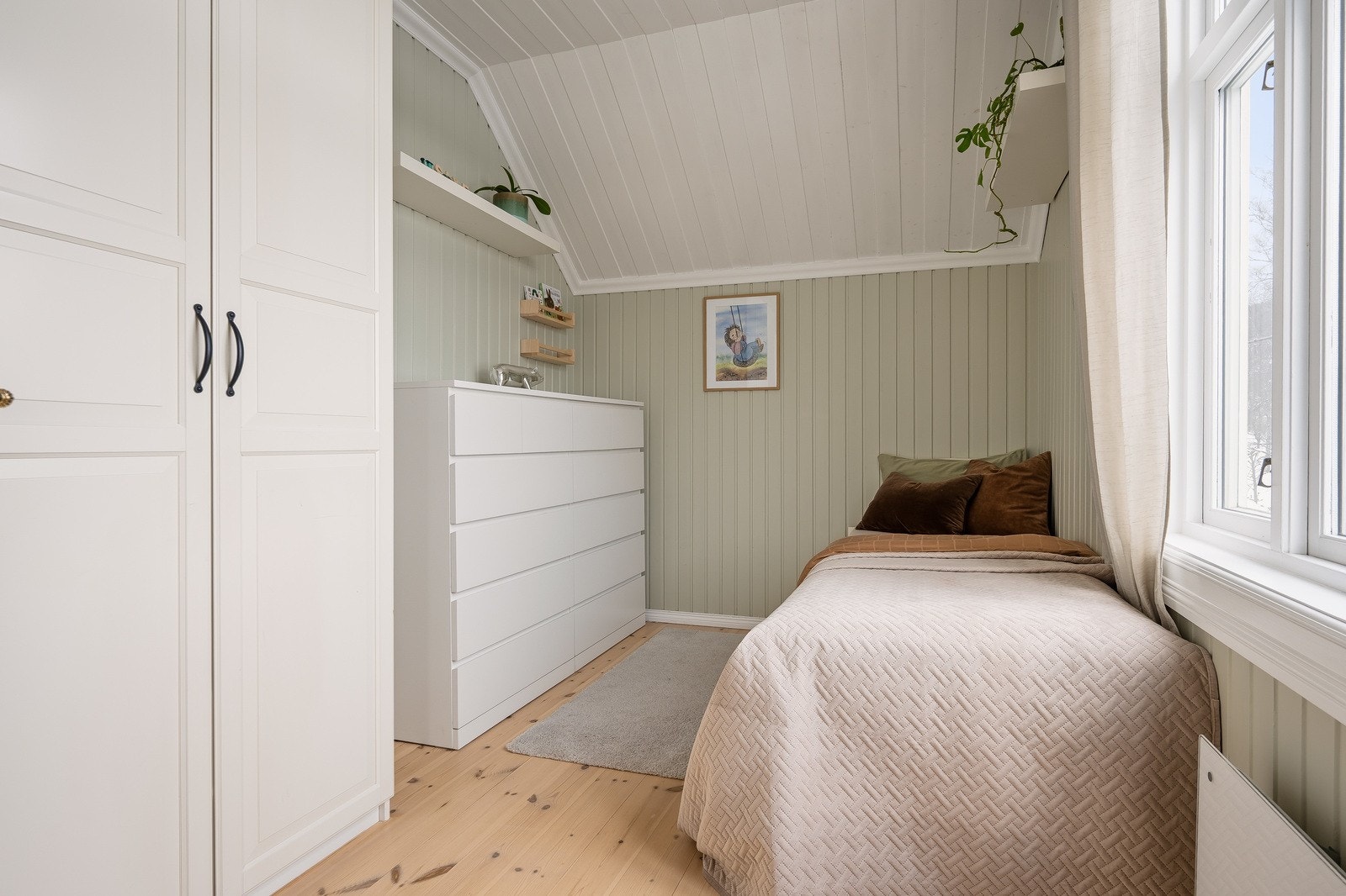 Boligens andre soverom er lyst og egner seg godt som barnerom eller kontor. Galleribilde