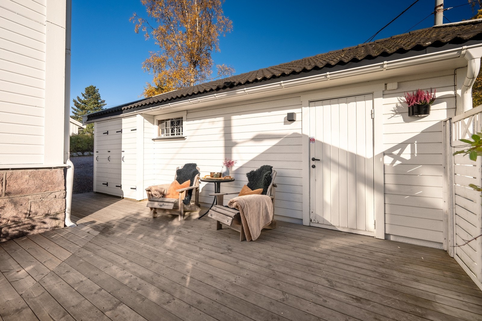 Fra terrassen er det direkte adkomst til en isolert bod i garasjebygget. Galleribilde