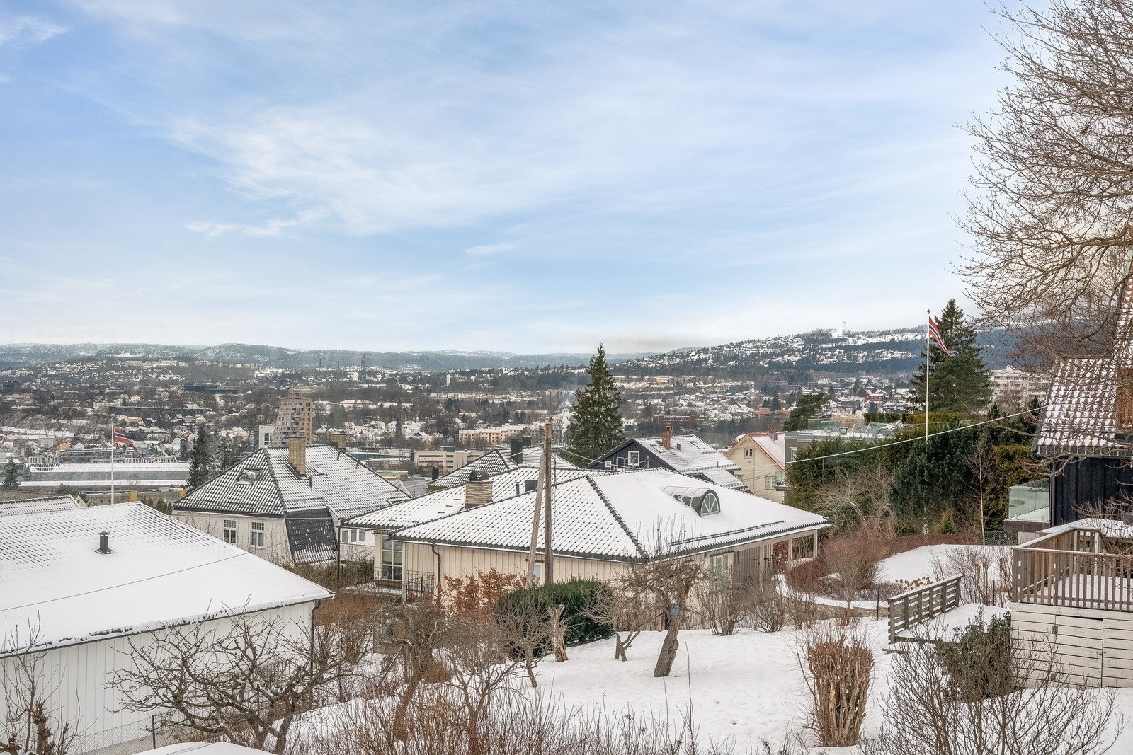 Eiendommen ligger i et etablert villaområde med rolige småveier og frodige hager. Galleribilde