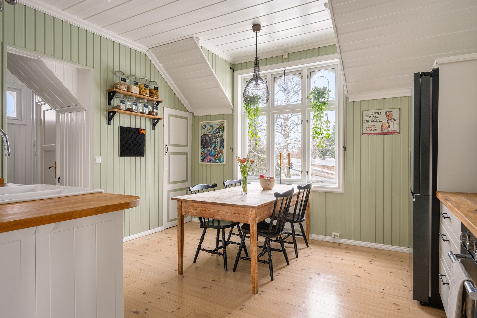 Kjøkkeninnredningen fra 2010 har profilerte fronter som ivaretar boligens klassiske stil. Galleribilde