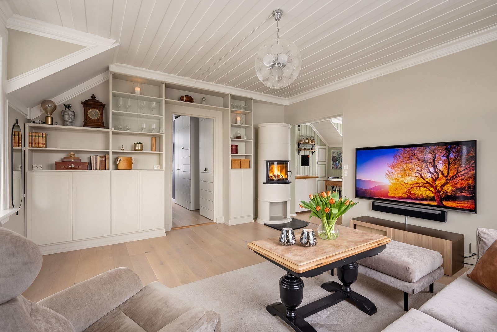 Plassbygde hyller og skap i stuen gir rikelig med praktisk oppbevaringsplass. Galleribilde