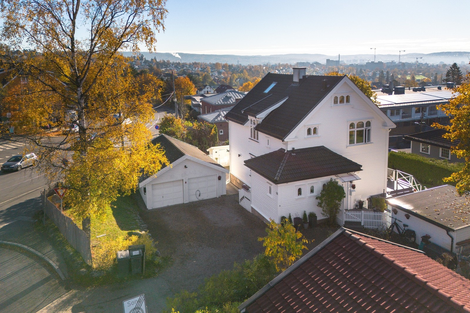 Eiendommen består av horisontaldelt tomannsbolig og felles dobbelgarasje. Galleribilde