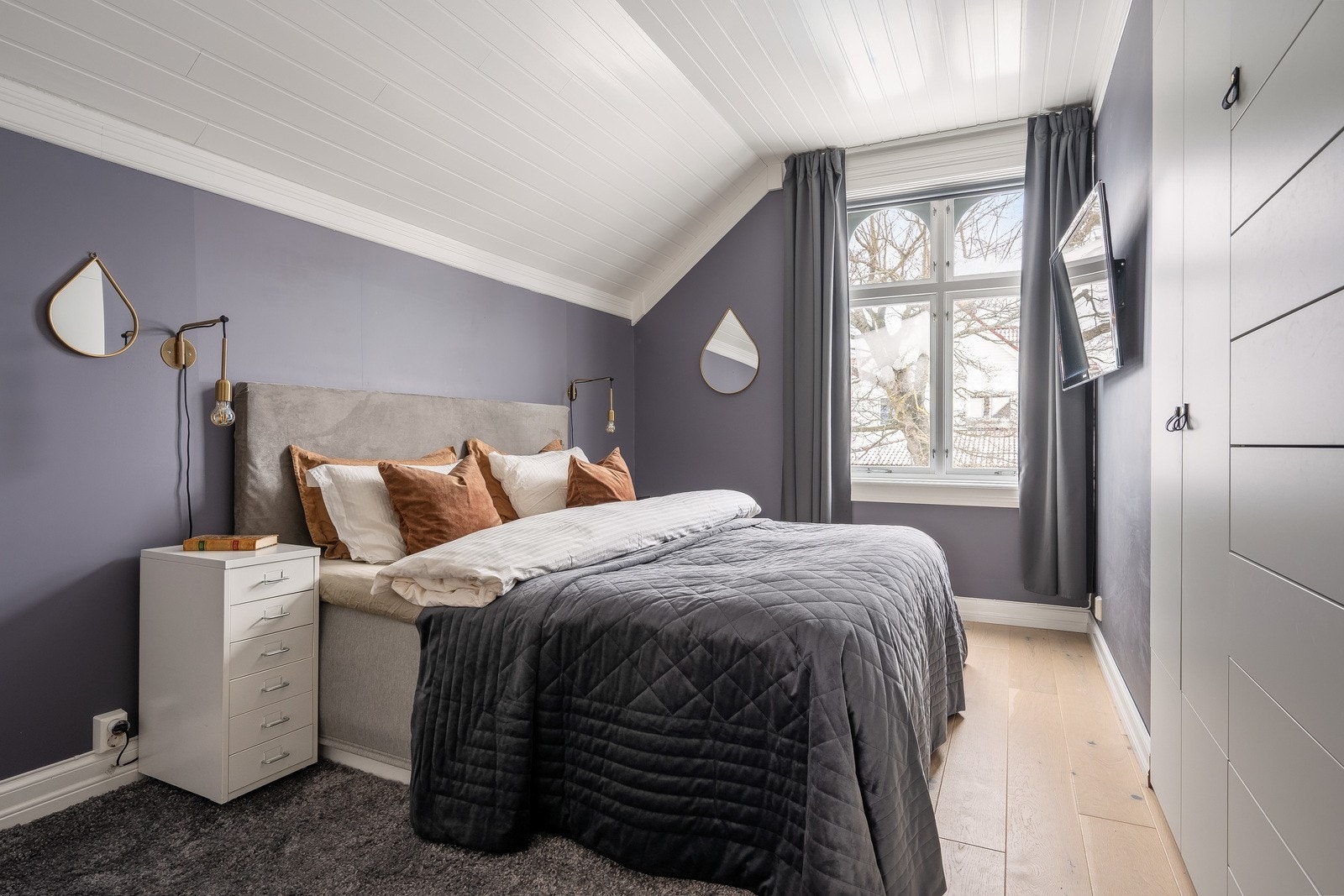 Hovedsoverommet har nytt gulv lagt i 2020, med lydmatte for ekstra komfort. Galleribilde