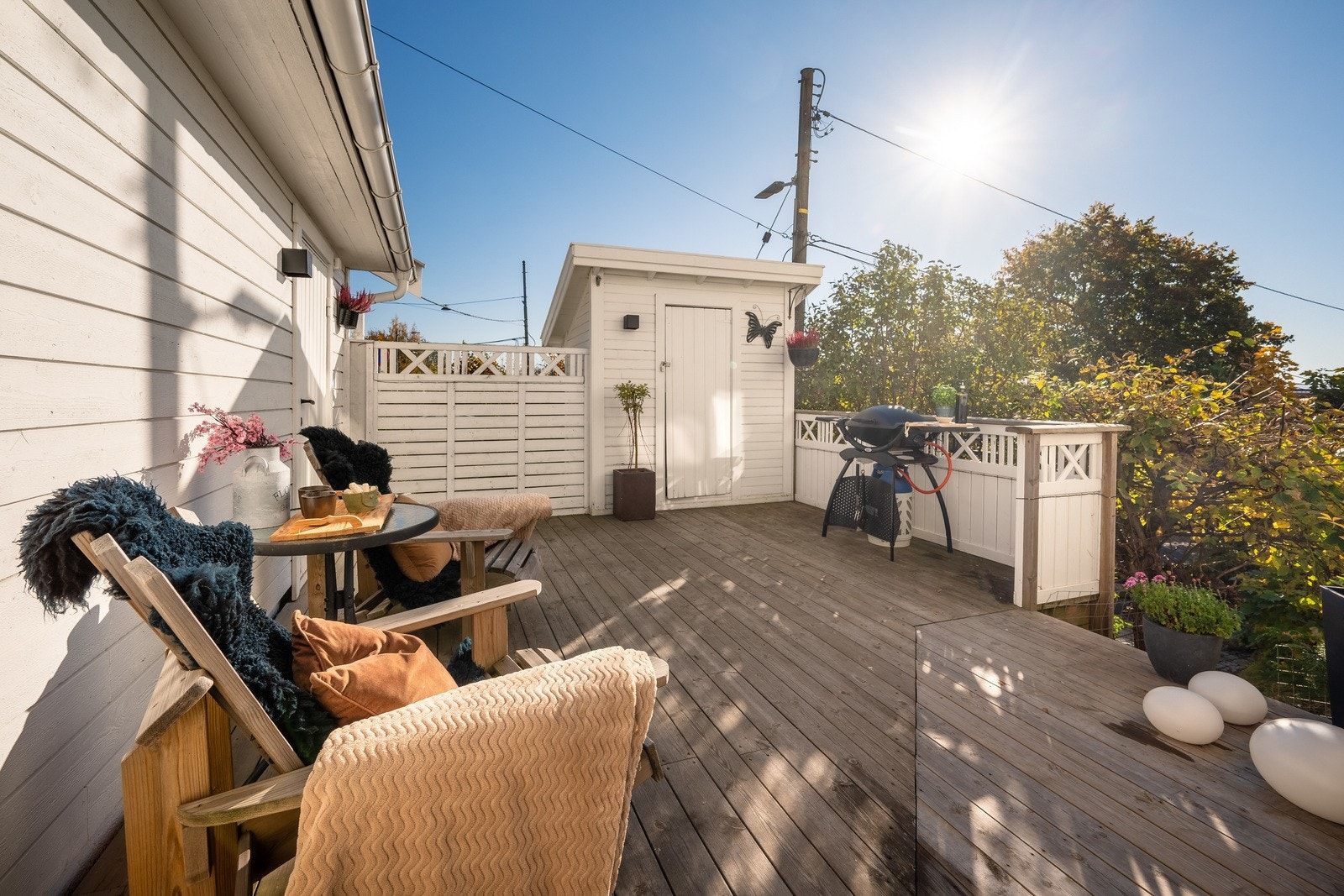 Terrassen på ca. 23 m² har god plass til utemøbler og grill. Her er det gode solforhold og plass til en hyggelig sittegruppe. Galleribilde