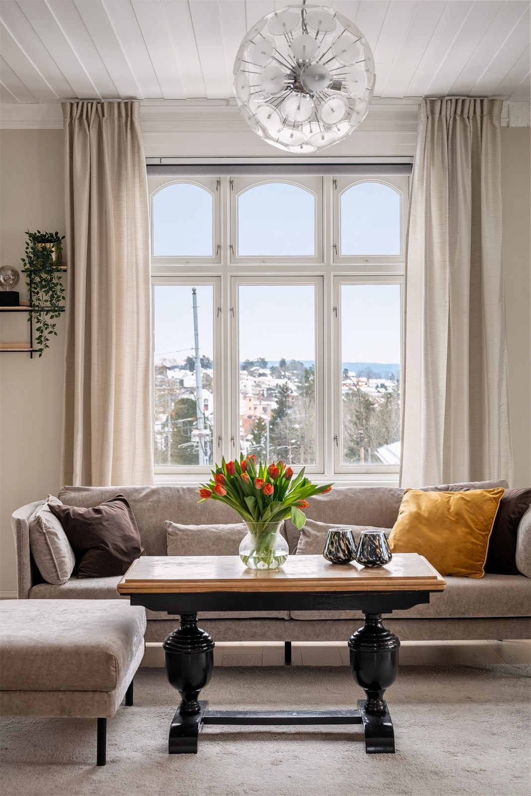 Stuegulvet ble oppgradert med lydmatte og nytt gulv i 2020 for økt komfort. Galleribilde