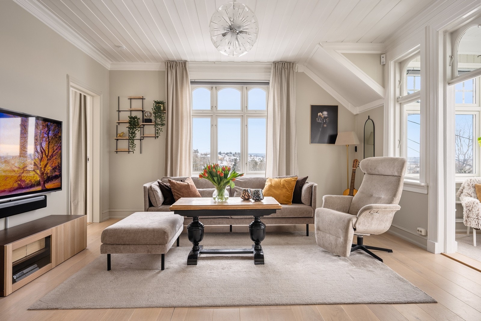 Boligen er utstyrt med Fibaro smarthussystem for sentral styring av lys og varme. Galleribilde