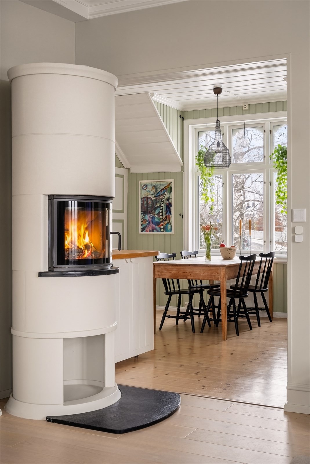 Den delvis åpne løsningen mellom stue og kjøkken skaper en god flyt i etasjen. Galleribilde