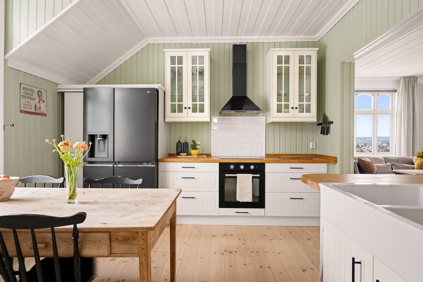 Kjøkkenet er utstyrt med nedfelt platetopp, stekeovn og oppvaskmaskin som er integrert i innredningen. Hvitevarer medfølger ikke Galleribilde