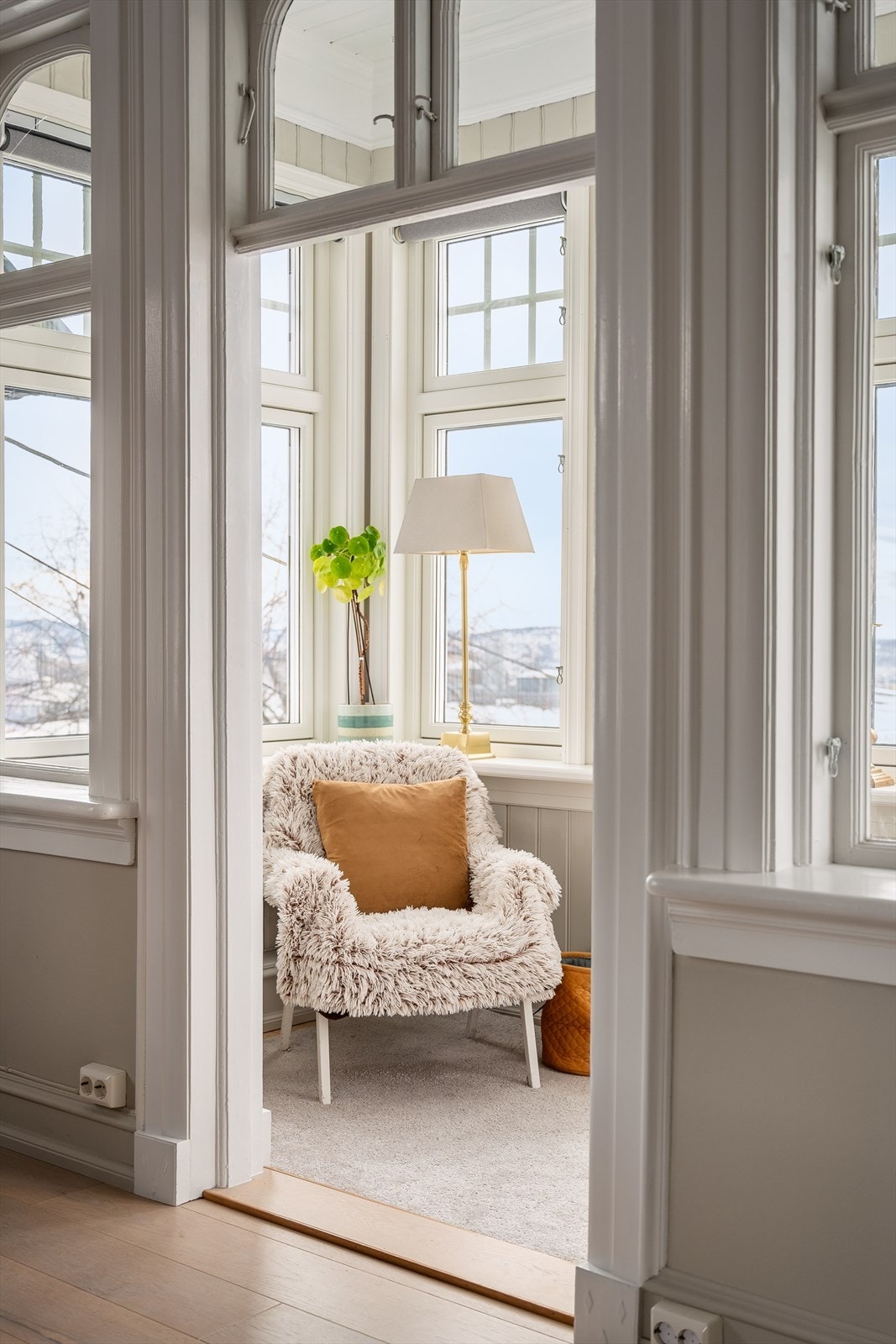 Overgangen til vinterhagen markeres av glassvegger som ble installert i 2022. Galleribilde