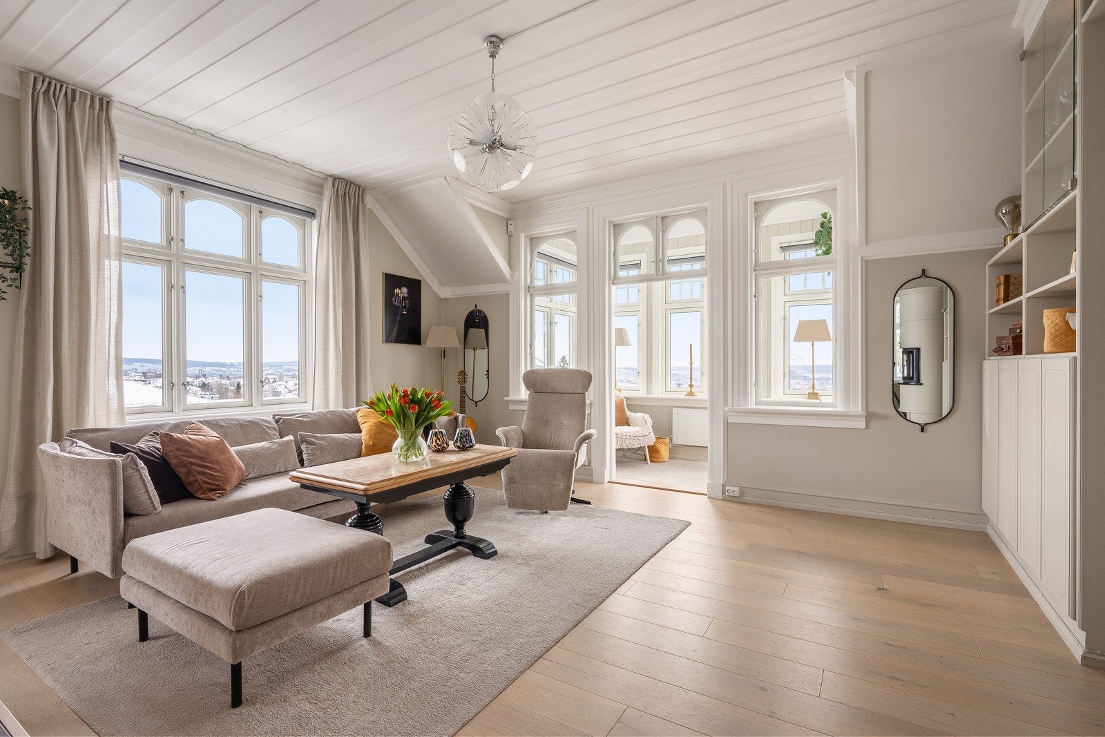 Stilfull og hjemmekoselig horisontaldelt tomannsbolig fra tidlig 1900-tallet som er betydelig oppgradert de siste årene. Galleribilde