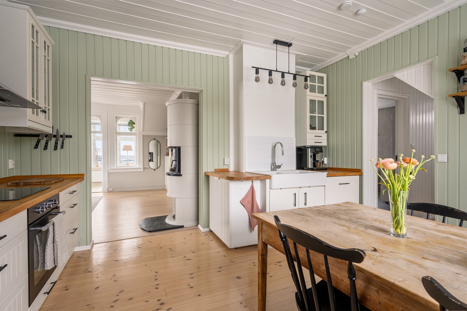 Kjøkkenet er funksjonelt utformet med god arbeidsplass og åpenhet mot stuen. Galleribilde