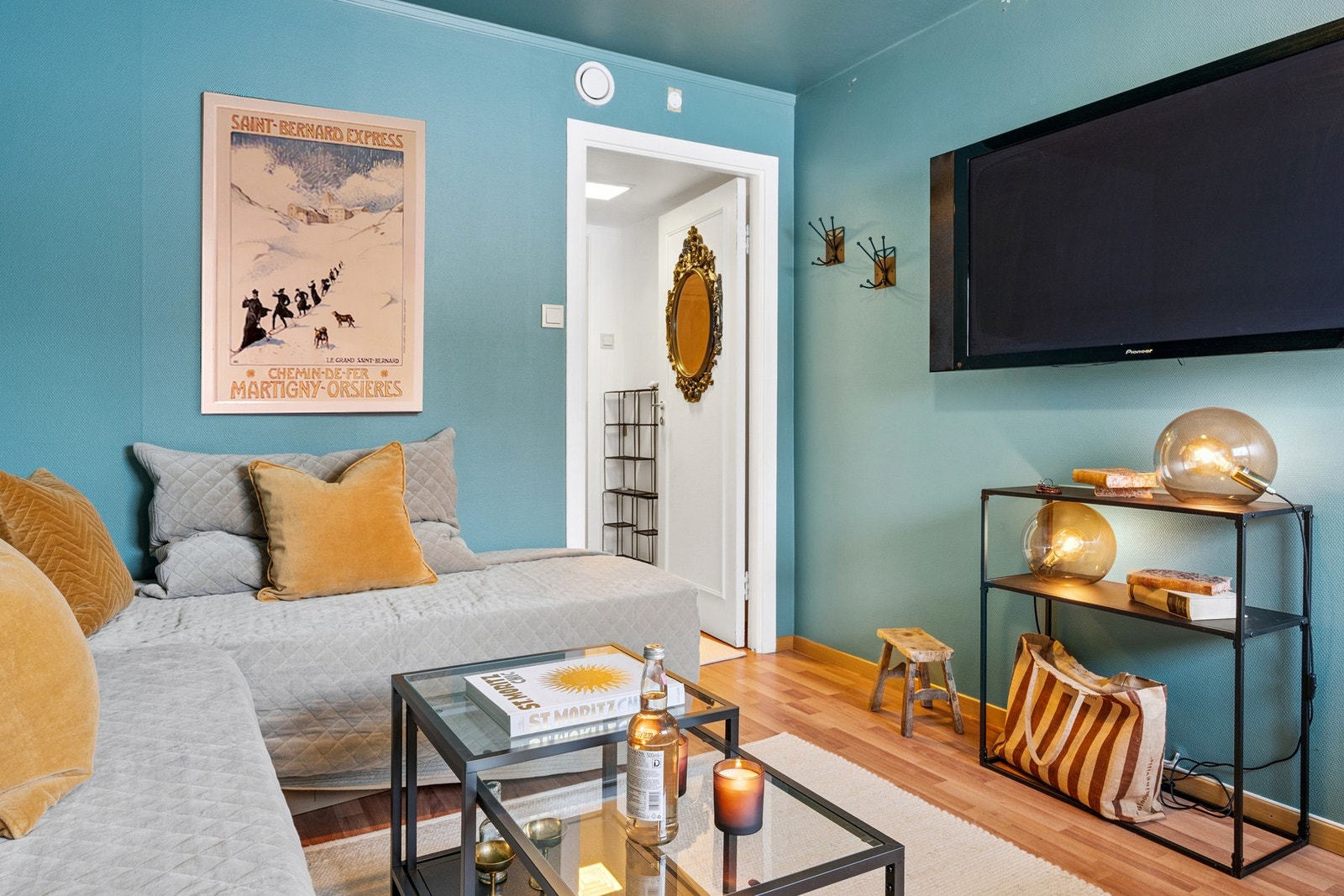 Leiligheten er beliggende i underetasjen, og er bestående av vindfang, oppholdsrom og toalettrom. Galleribilde