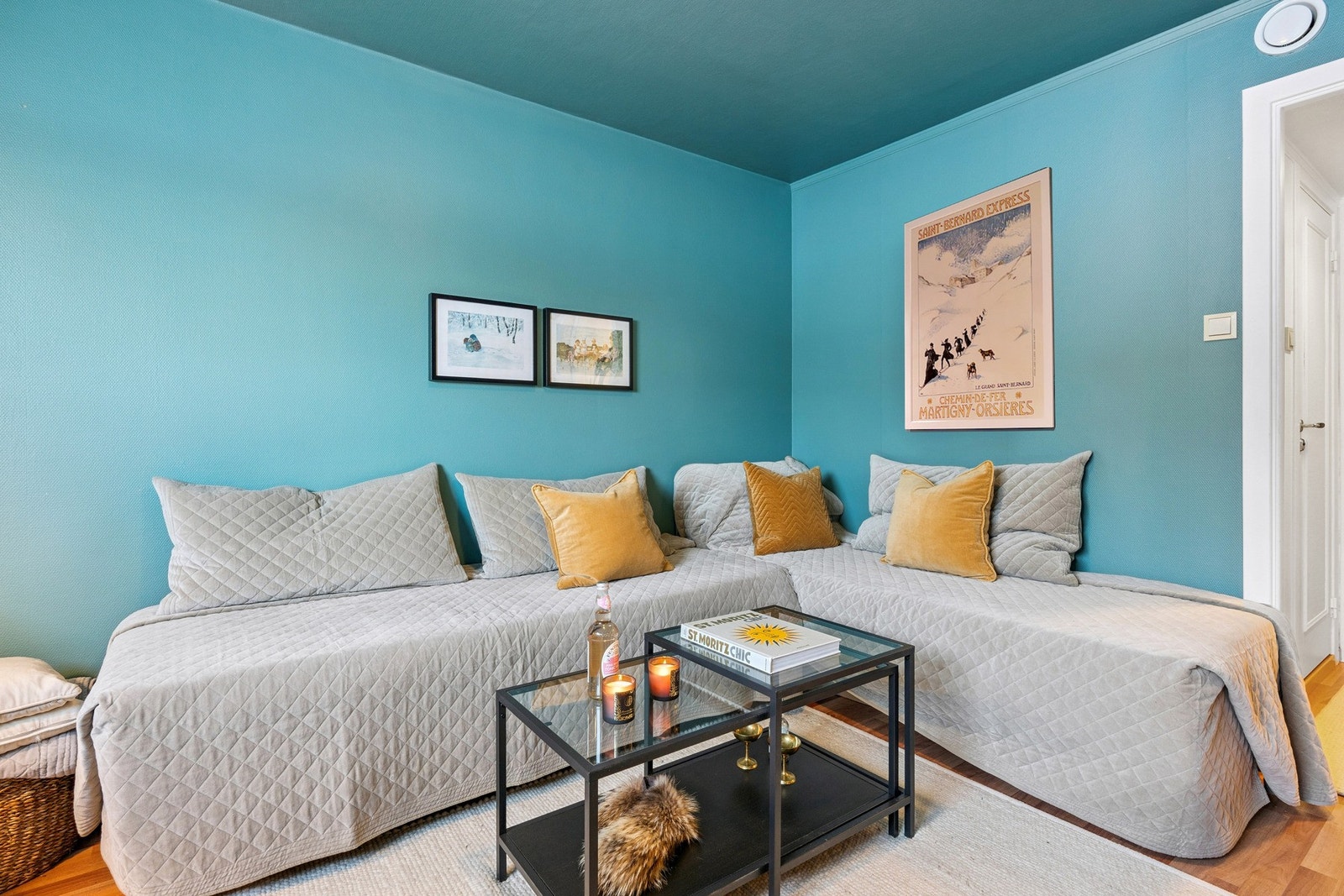 Oppholdsrommet er malt i en tidsriktig farge, med laminat på gulvet. Innredet med en romslig sovesofa. Galleribilde