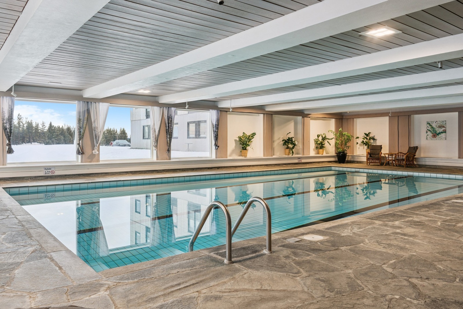 Med leilighet på Sanderstølen er det lett og puste ut etter en hektisk uke i den flotte naturen rundt eiendommen, eller med alle fasilitetene hotellet har å by på, blant annet bassenget. Galleribilde