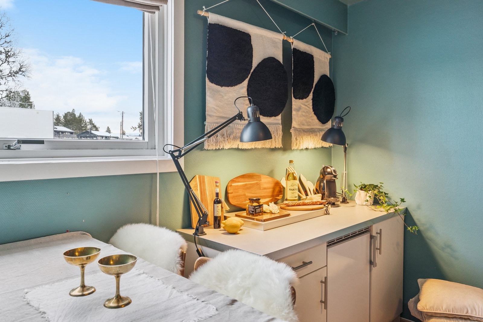 Plass til et kjøkkenbord hvor man kan nyte et måltid. Hyggelig plassert ved vinduet. Galleribilde