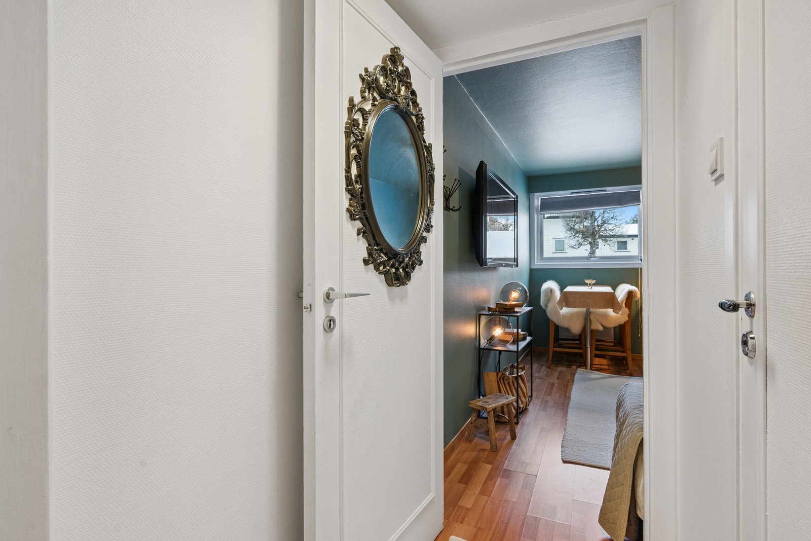 Entré med plass til yttertøy og sko. Galleribilde