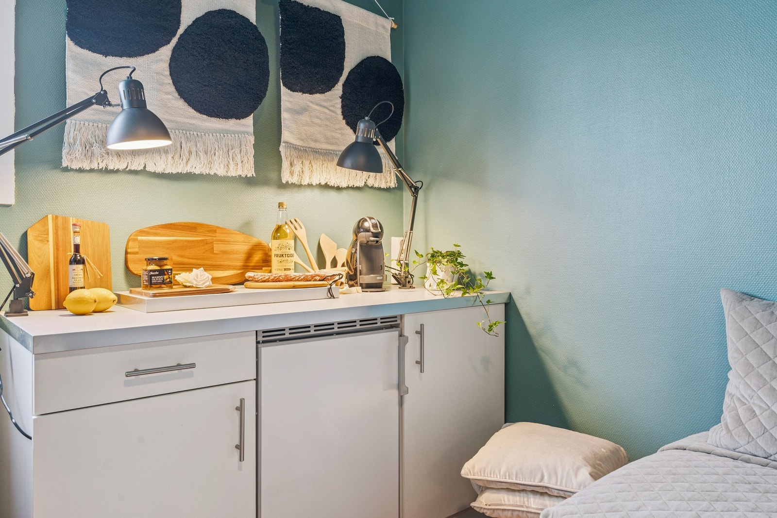 Leiligheten har også en enkel kjøkkenbenk med kjøleskap, to underskap til oppbevaring og laminat benkeplate. Galleribilde