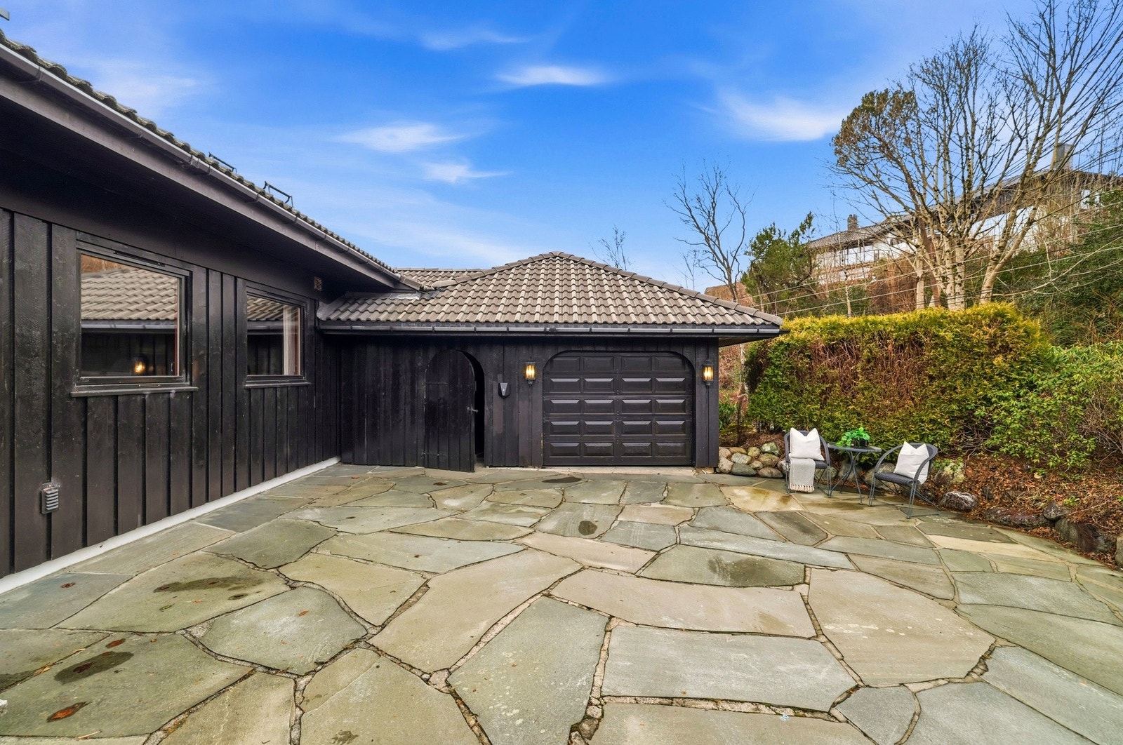 Garasje på 20 m² med lader til el. bil | Plass til flere biler i front av garasjen. Galleribilde