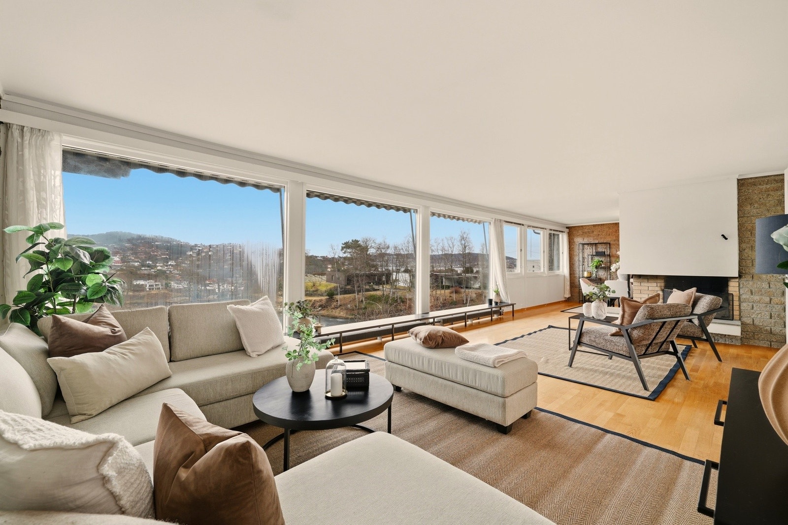 Dagligstuen har en størrelse og form som gir god plass til to sittegrupper Galleribilde