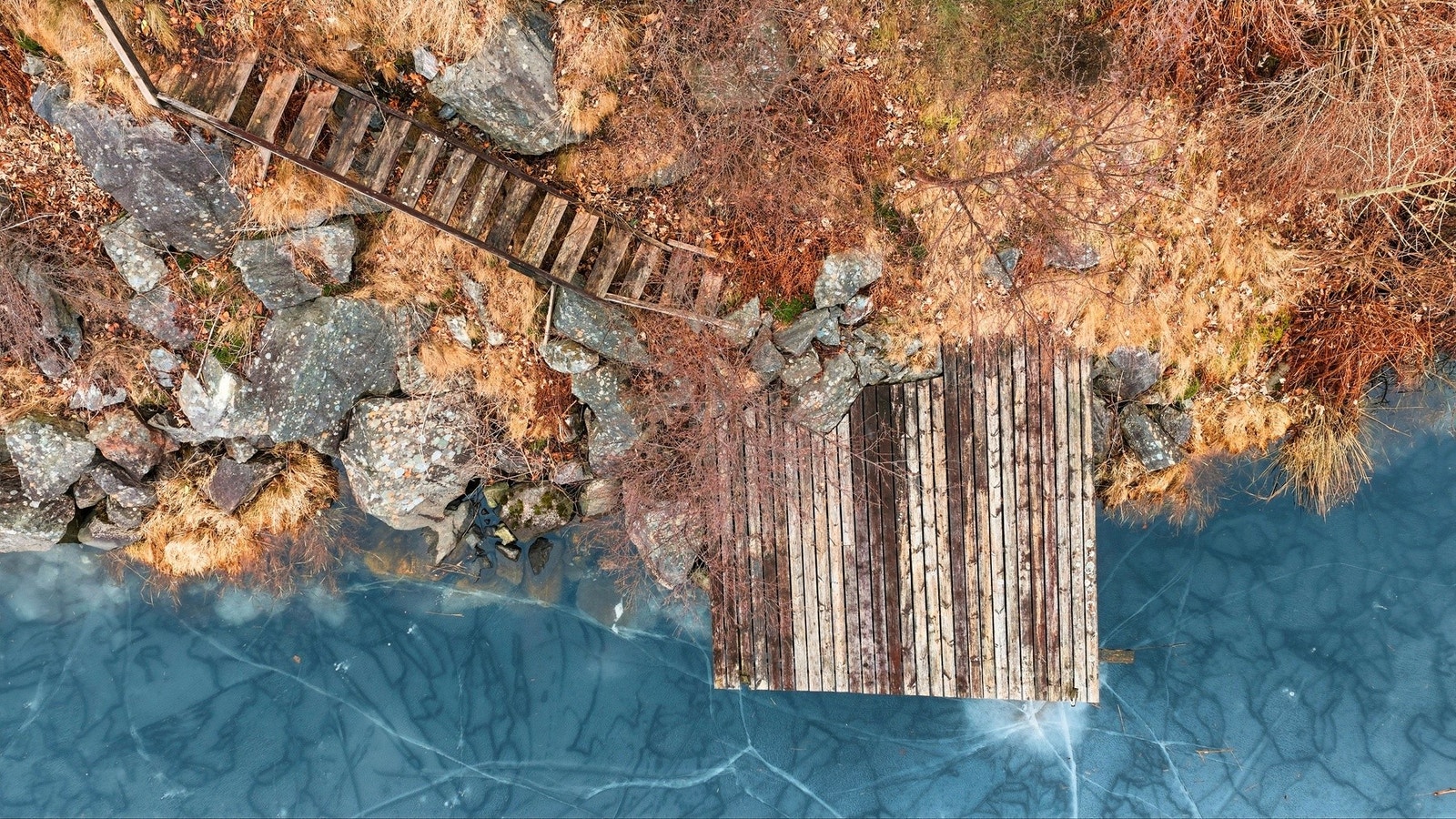 Fra nedre del av hagen er det tilkomst til badebrygge ved eiendommens grense til Åstveitvatnet (tilkomst og brygge krever oppgradering) Galleribilde