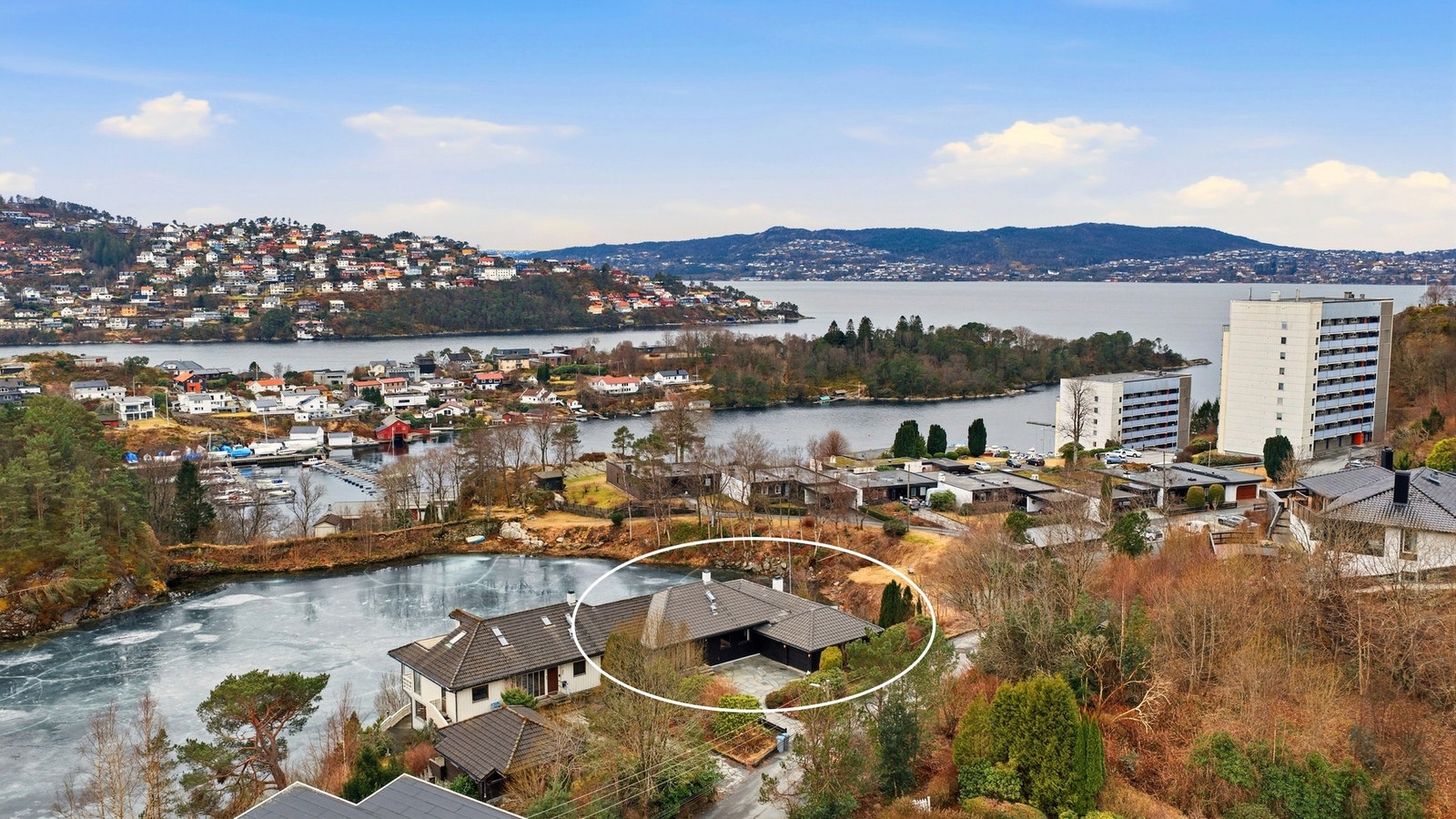 Meget solrikt | Usjenerte uteareal | Praktfull utsikt | Enkel tilkomst | Gode parkeringsforhold Galleribilde