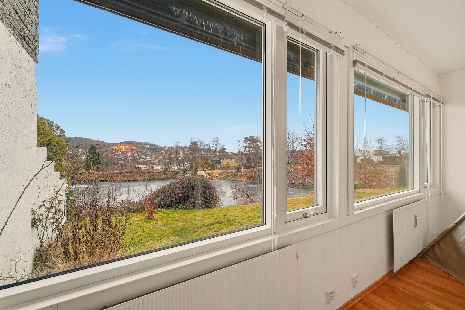 Fra alle soverommene er det fin utsikt og vinduer som vender ut mot skjermet og privat hage Galleribilde